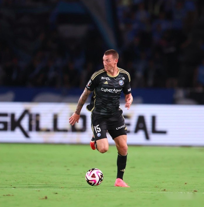 澳大利亚队前锋在训练中不慎受伤